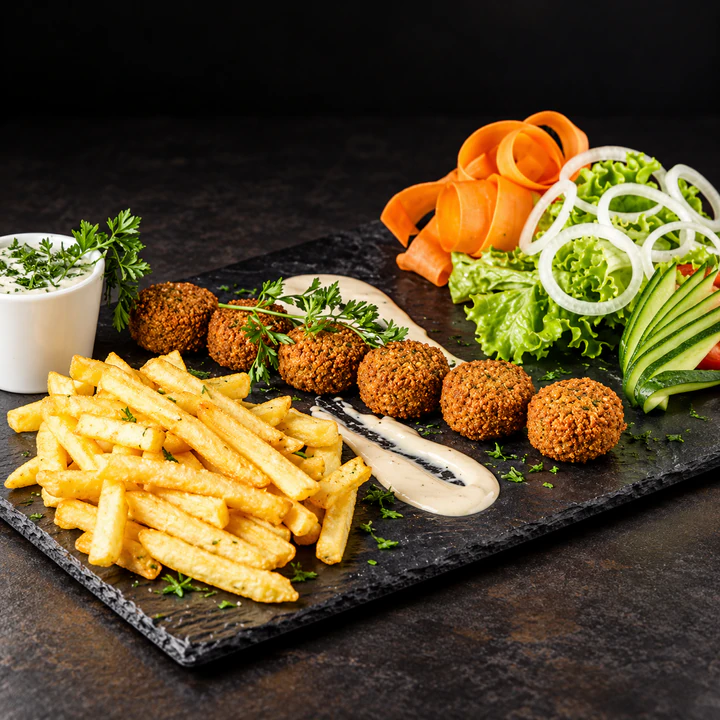 Falafels, frites et crudités